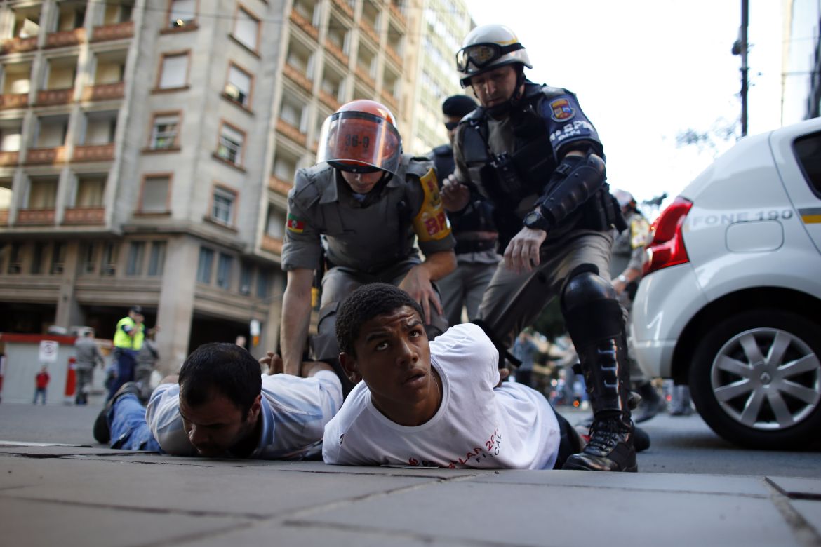 Polícia prende manifestante em Porto Alegre, Brasil, junho 2014 | © MARKO DJURICA/Reuters/Corbis