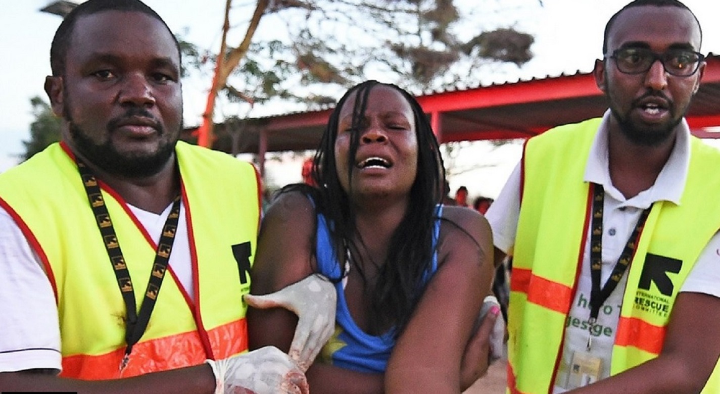 Paramédicos ajudam uma estudante que foi ferida durante o ataque em Garissa.  |©Carl de Souza/ AFP