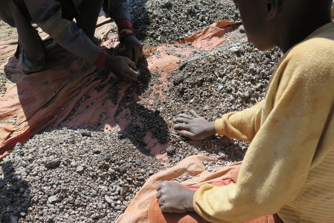 Criança em mina artesanal de cobalto. | ©Amnesty International and Afrewatch
