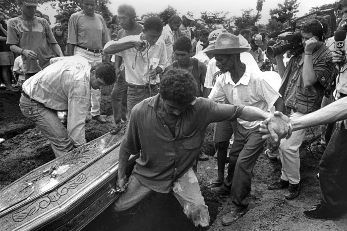 Momento do sepultamento das 19 vítimas do massacre no cemitério de Curionópolis. 