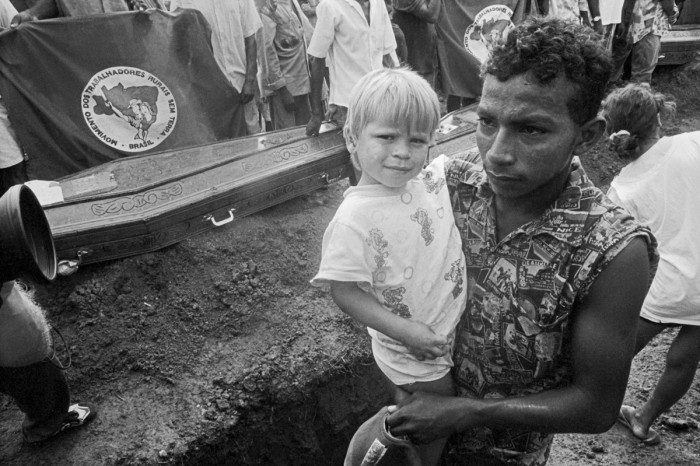 Criança durante o sepultamento das 19 vítimas do Massacre em Curionópolis.